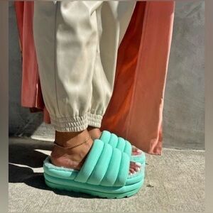 UGG AUS Mint Maxi Platform Slide Slippers Sandals Slip-On Shoes Fur Cozy Winter